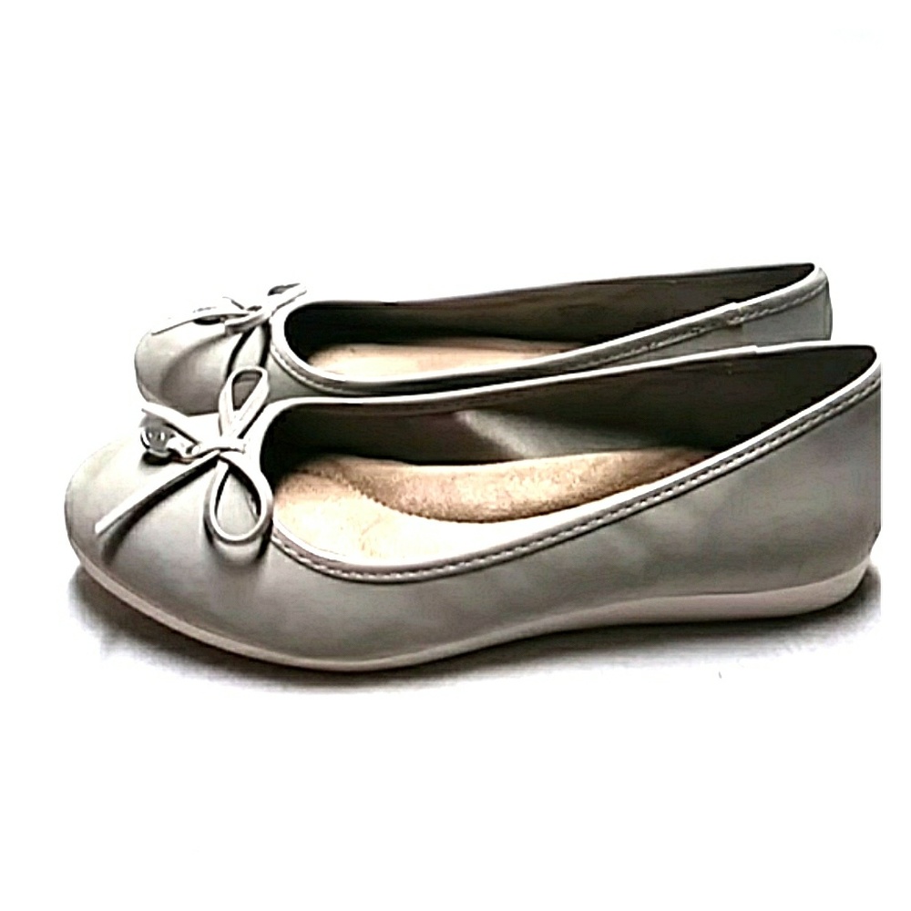 Giani Bernini Grey Memory Foam Flats w/Bow & Charm
